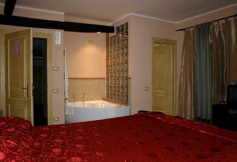 高级房间带漩涡浴缸, Locanda Degli Sfizi