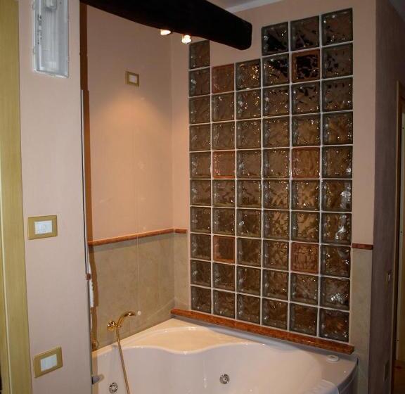 高级房间带漩涡浴缸, Locanda Degli Sfizi