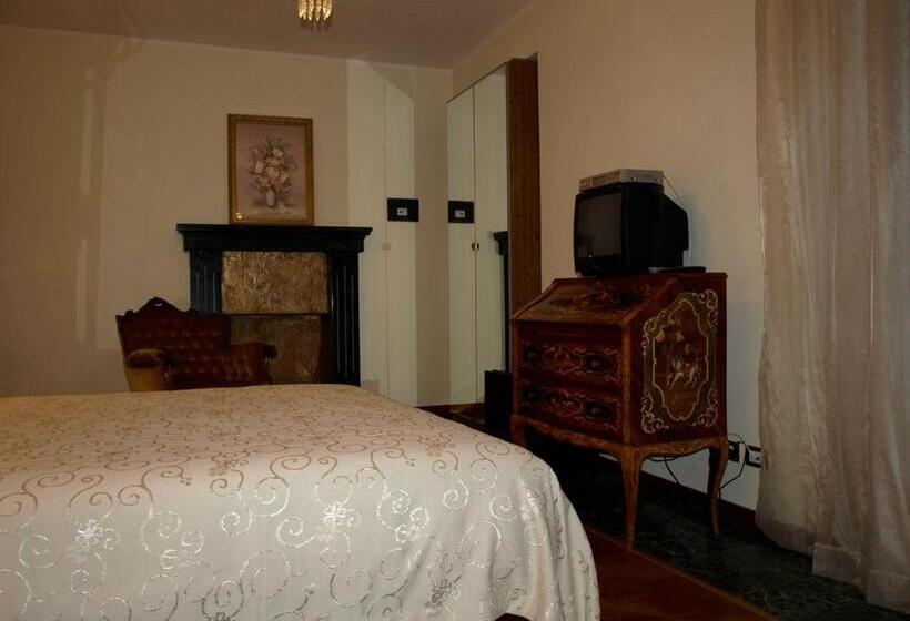 バスタブ付きスーペリアールーム, Locanda Degli Sfizi