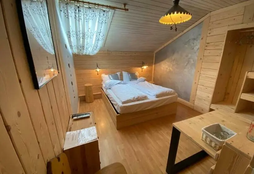 Ullakkohuone, Almhof