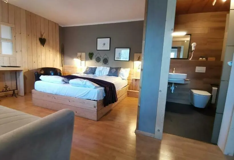 Perhehuone, Almhof