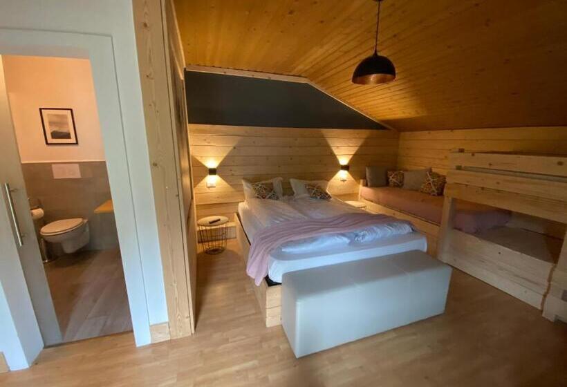 חדר לארבעה סטנדרטי עם מרפסת, Almhof