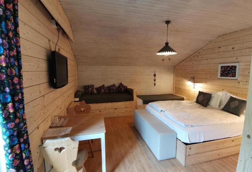 חדר לארבעה סטנדרטי עם מרפסת, Almhof