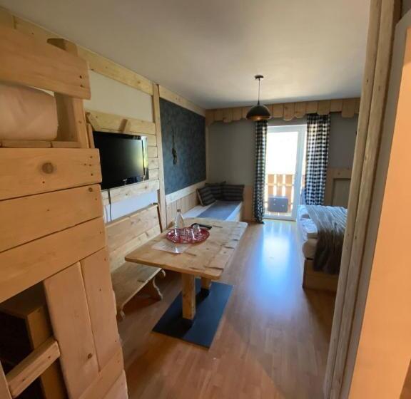 חדר לארבעה סטנדרטי עם מרפסת, Almhof