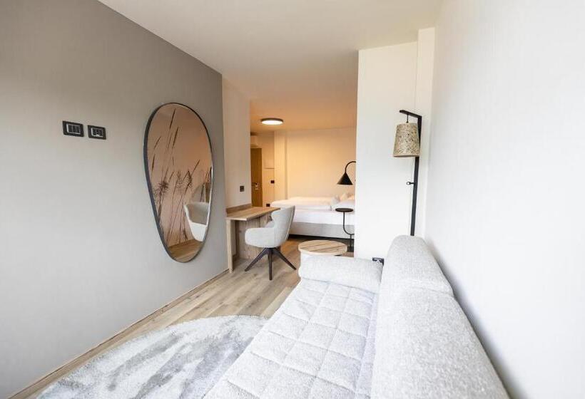 جناح جونيور, Alpenrose Wellness