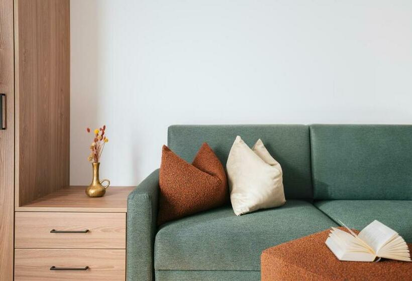 高级三人间, Gasthaus Post