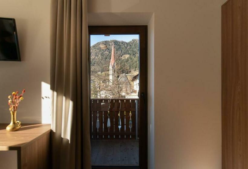 高级三人间, Gasthaus Post