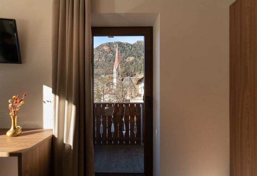 高级三人间, Gasthaus Post