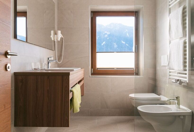 高级三人间, Gasthaus Post