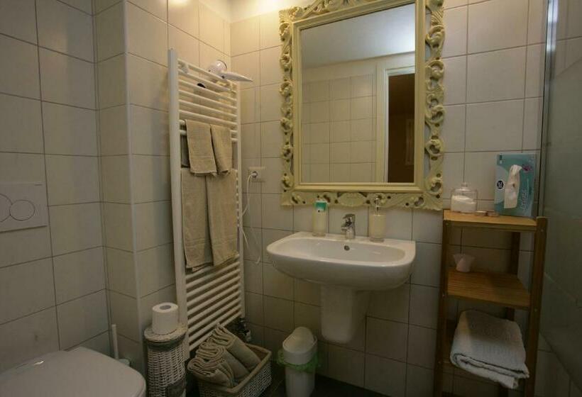 غرفة قياسية ثلاثية, La Contrada B&b