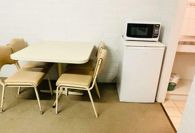 Семейный Номер, Millers Cottage Motel