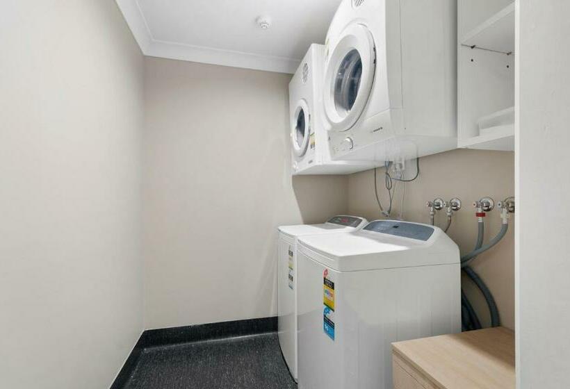 اتاق اجرایی, Bridges On Argyle