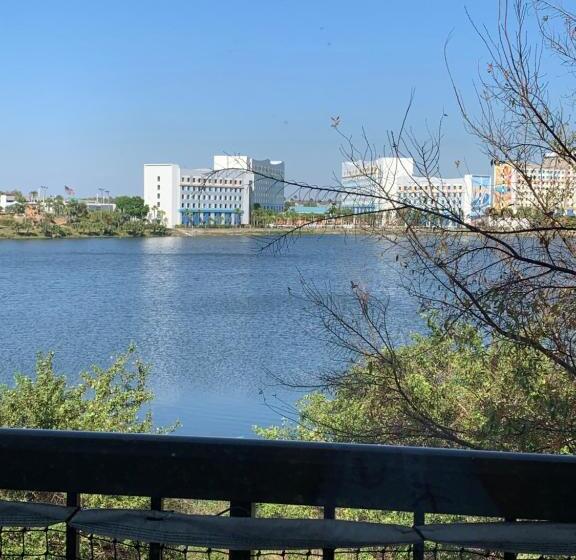 Standard studio with lake view, Great Location Studio Pool/lake View Orlando I Drive