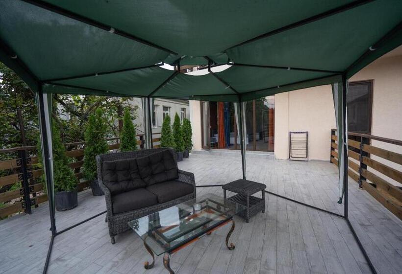 اتاق خانوادگی, Garden