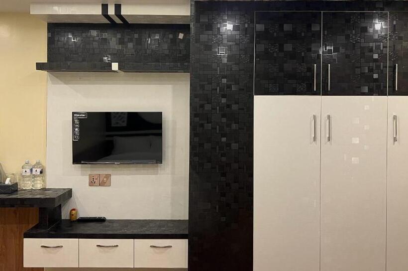 اتاق لوکس با بالکن, Pine Tree Resort