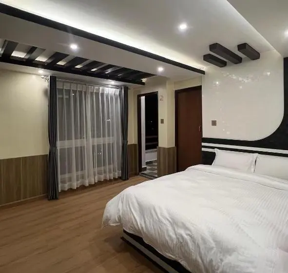 اتاق لوکس با بالکن, Pine Tree Resort