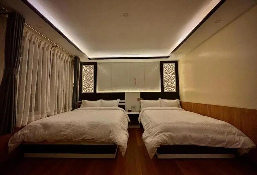 اتاق لوکس چهار تخته, Pine Tree Resort