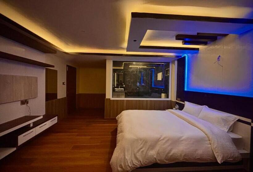 سوییت لوکس, Pine Tree Resort