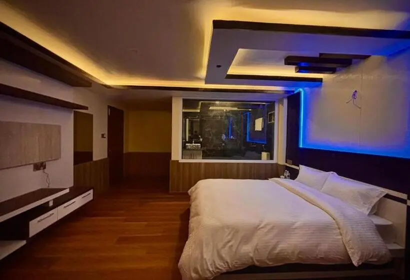 سوییت لوکس, Pine Tree Resort