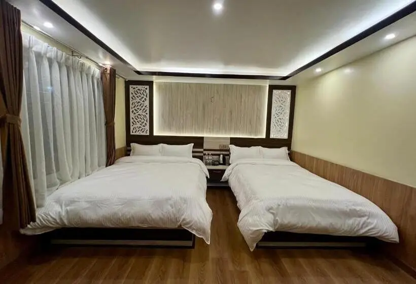 اتاق استاندارد چهارنفره با بالکن, Pine Tree Resort