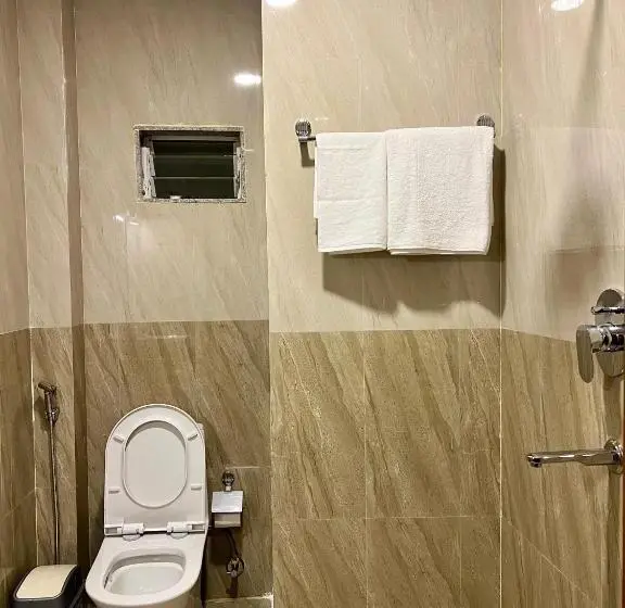 اتاق استاندارد چهارنفره با بالکن, Pine Tree Resort
