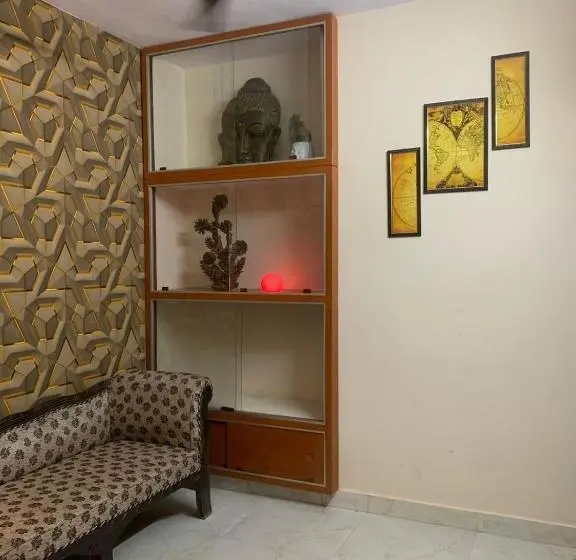 سوییت لوکس, Gorakhnath Guest House