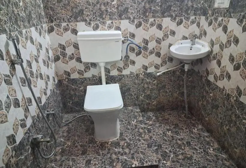 سوییت لوکس, Gorakhnath Guest House