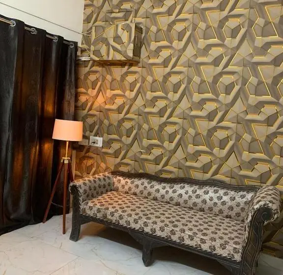 سوییت لوکس, Gorakhnath Guest House