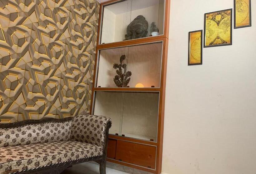 Deluxe Suite, Gorakhnath Guest House