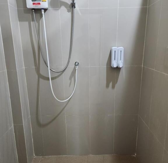 تختخواب در اتاق مشترک, Skypearl Guesthouse & Pub