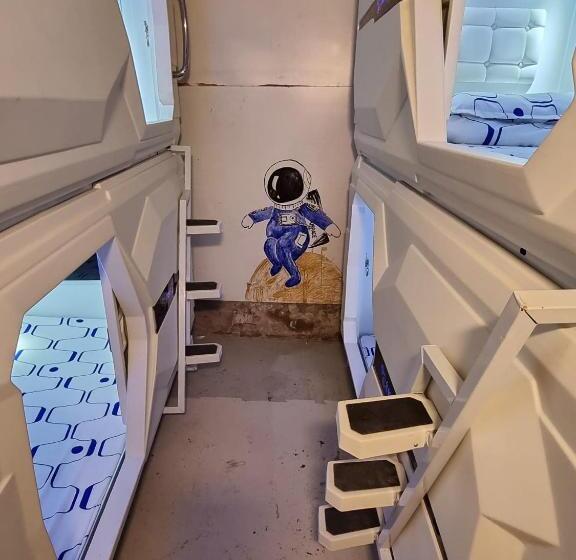 Cama em Quarto Partilhado, V Space Capsule Cafe Melaka