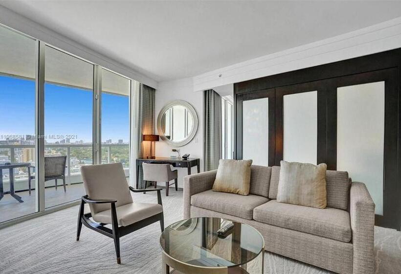 جناح جونيور مطلّ علي البحر, Fontainebleau Miami Beach