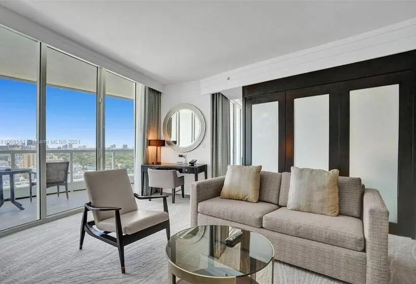 سوییت جونیور با چشم‌انداز دریا, Fontainebleau Miami Beach