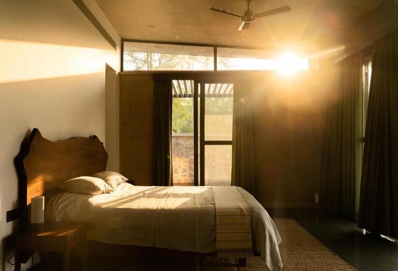 디럭스 룸 킹사이즈 침대, Jaadooghar Stays, Earth Friendly Stay, Chandigarh