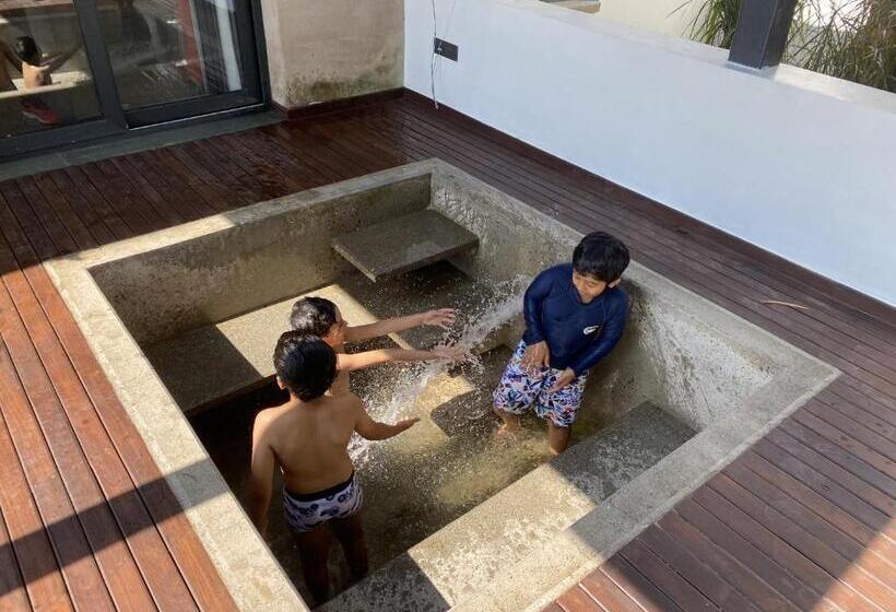 디럭스 룸 킹사이즈 침대, Jaadooghar Stays, Earth Friendly Stay, Chandigarh