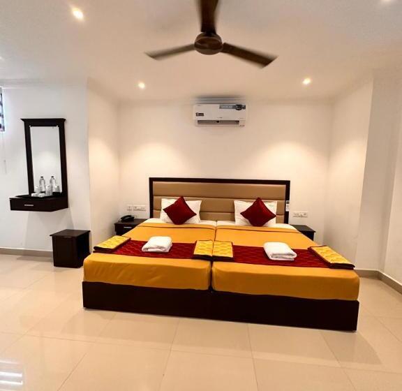 Четырехместный Номер Стандарт, Luxe Hotel Thekkady
