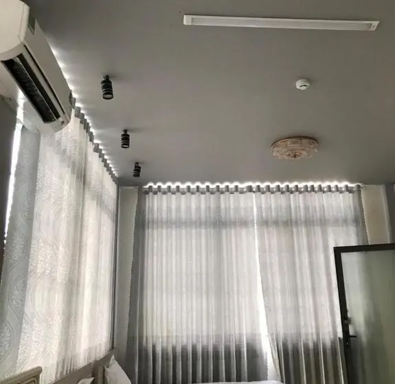 اتاق خانوادگی, Khách Sạn Nguyễn Long
