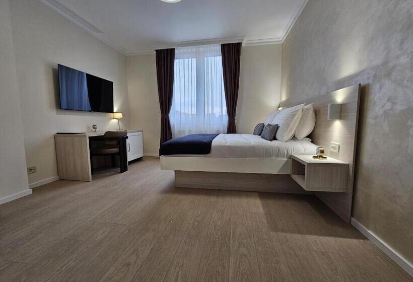 سوییت جونیور, Nobel West