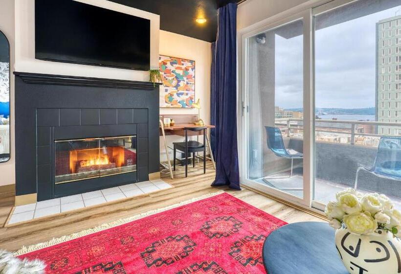 اتاق استاندارد با بالکن, Quest Travels