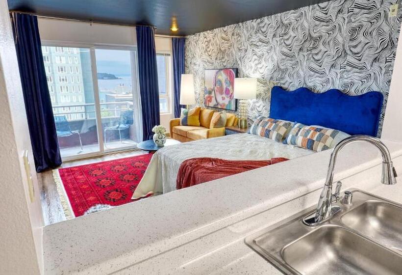 اتاق استاندارد با بالکن, Quest Travels