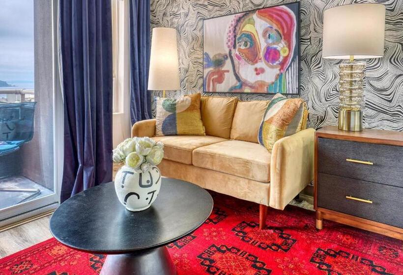 اتاق استاندارد با بالکن, Quest Travels