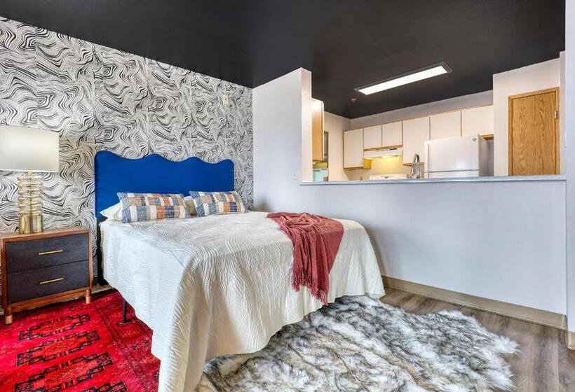 اتاق استاندارد با بالکن, Quest Travels