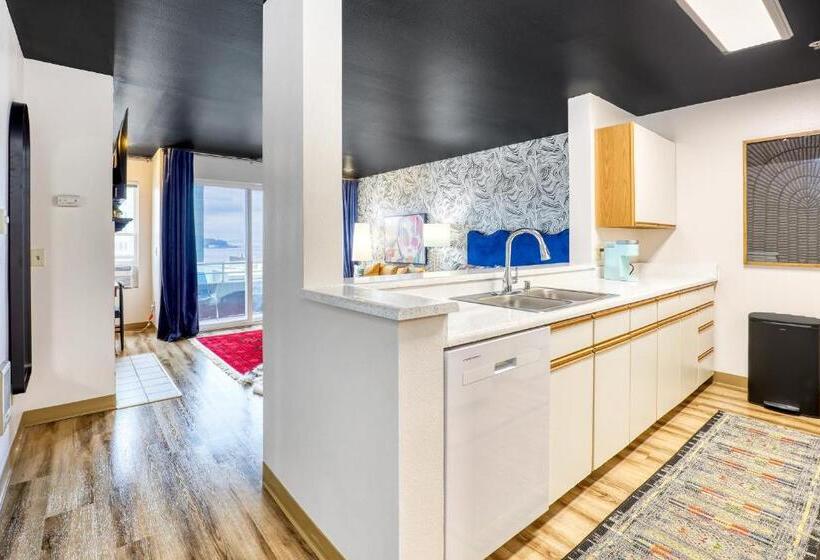 اتاق استاندارد با بالکن, Quest Travels