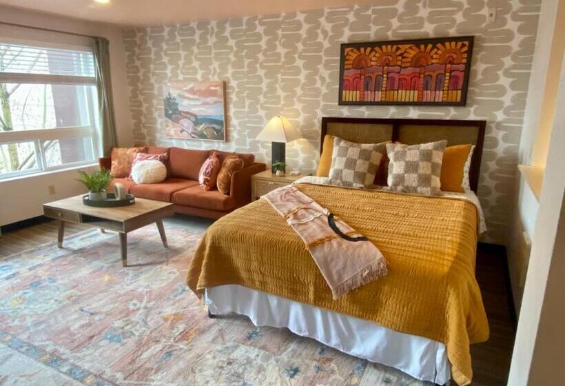 استودیوی لوکس, Quest Travels