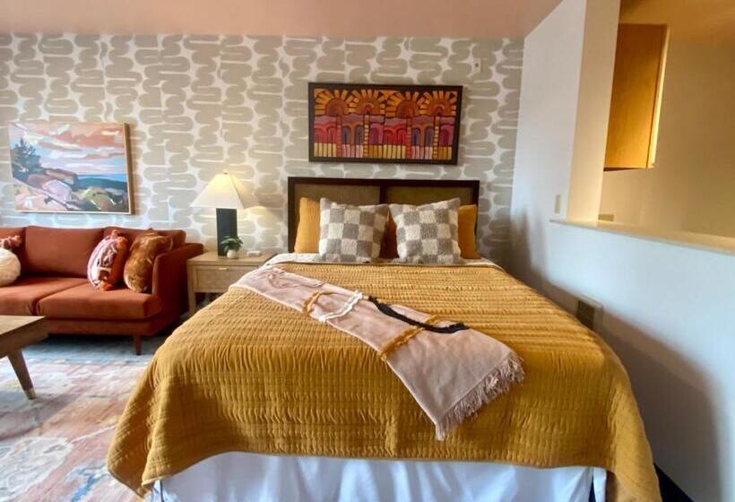 استودیوی لوکس, Quest Travels