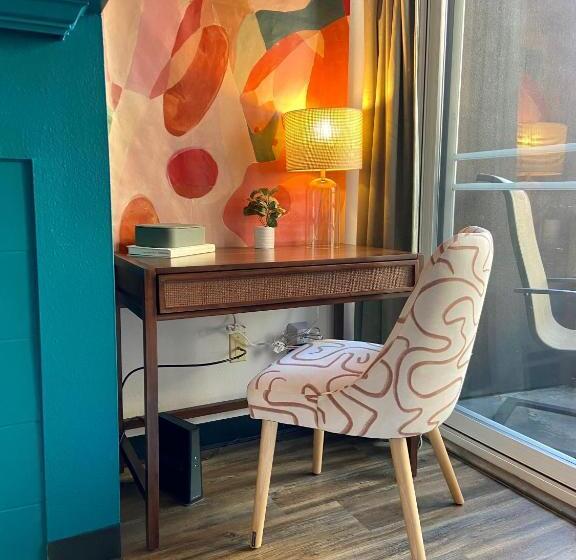 استودیوی لوکس, Quest Travels