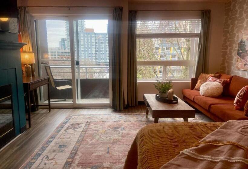 استودیوی لوکس, Quest Travels