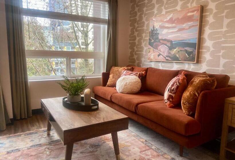 استودیوی لوکس, Quest Travels