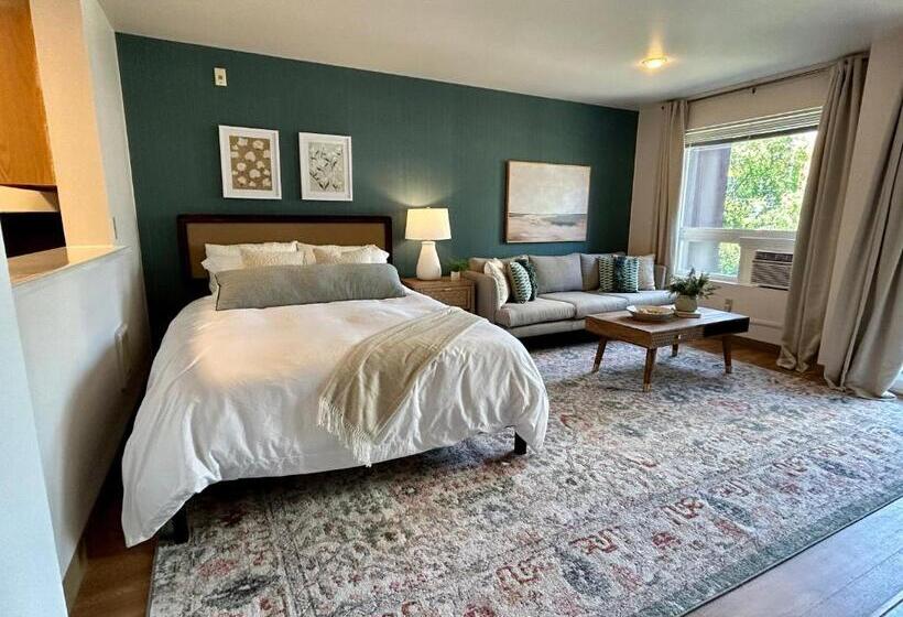 استودیو استاندارد با بالکن, Quest Travels