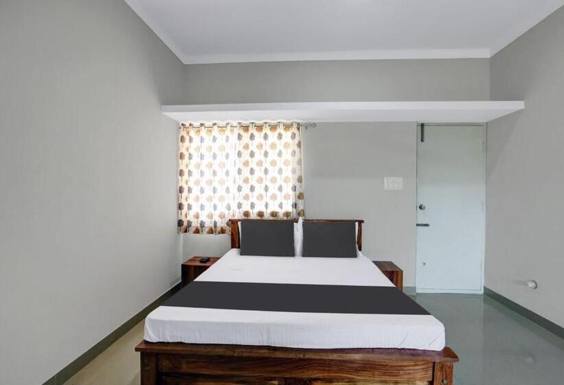 غرفة كلاسيكية ثلاثية, Spot On Formula 1 Residency